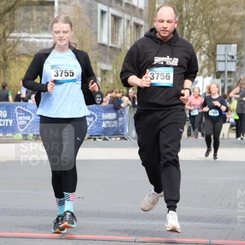 12.04.2026 - 45. Internationalen Wilhelmsburger Insellauf Strokosch-Dieckow http://msf.ph/oto/9480304 12.04.2026 13:27:24 Ziel 2721, 3756, 3755 meine-sportfotos.de