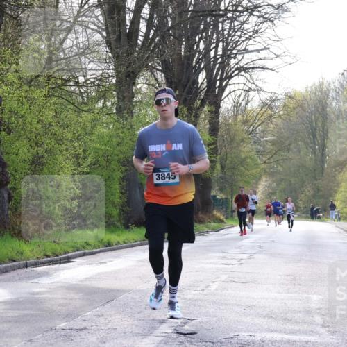12.04.2026 - 45. Internationalen Wilhelmsburger Insellauf Yannick Fuchs http://msf.ph/oto/9480595 12.04.2026 10:20:05 Laufen 70, 3, 3845 meine-sportfotos.de