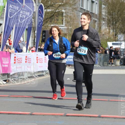 12.04.2026 - 45. Internationalen Wilhelmsburger Insellauf Strokosch-Dieckow http://msf.ph/oto/9480645 12.04.2026 11:54:46 Ziel 2679, 2680 meine-sportfotos.de