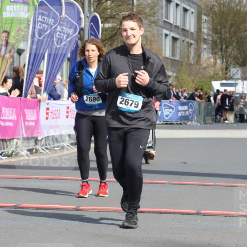 12.04.2026 - 45. Internationalen Wilhelmsburger Insellauf Strokosch-Dieckow http://msf.ph/oto/9480652 12.04.2026 11:54:47 Ziel 2679, 2680 meine-sportfotos.de