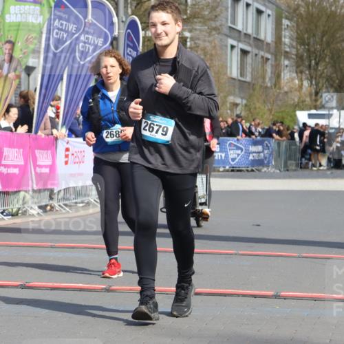 12.04.2026 - 45. Internationalen Wilhelmsburger Insellauf Strokosch-Dieckow http://msf.ph/oto/9480671 12.04.2026 11:54:47 Ziel 2679, 2680 meine-sportfotos.de