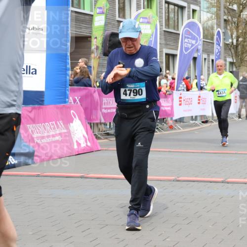 12.04.2026 - 45. Internationalen Wilhelmsburger Insellauf Strokosch-Dieckow http://msf.ph/oto/9480838 12.04.2026 13:26:16 Ziel 4790, 2717, 4431 meine-sportfotos.de