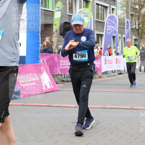12.04.2026 - 45. Internationalen Wilhelmsburger Insellauf Strokosch-Dieckow http://msf.ph/oto/9480847 12.04.2026 13:26:16 Ziel 4790, 2717, 4431 meine-sportfotos.de