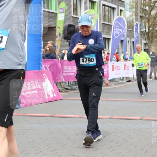 12.04.2026 - 45. Internationalen Wilhelmsburger Insellauf Strokosch-Dieckow http://msf.ph/oto/9480855 12.04.2026 13:26:16 Ziel 4790, 2717, 4431 meine-sportfotos.de