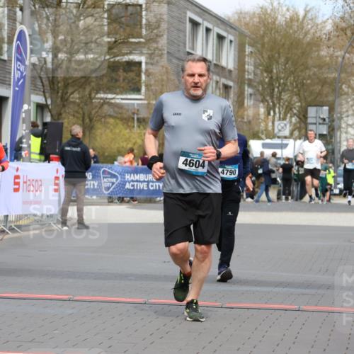 12.04.2026 - 45. Internationalen Wilhelmsburger Insellauf Strokosch-Dieckow http://msf.ph/oto/9480910 12.04.2026 13:26:11 Ziel 3649, 4604, 4790, 2717 meine-sportfotos.de