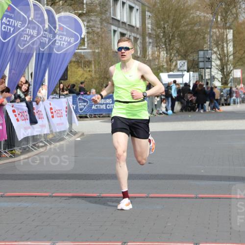 12.04.2026 - 45. Internationalen Wilhelmsburger Insellauf Strokosch-Dieckow http://msf.ph/oto/9480928 12.04.2026 12:46:39 Ziel 4093 meine-sportfotos.de