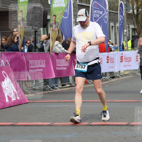 12.04.2026 - 45. Internationalen Wilhelmsburger Insellauf Strokosch-Dieckow http://msf.ph/oto/9480959 12.04.2026 13:26:07 Ziel 5757, 3649, 4604 meine-sportfotos.de