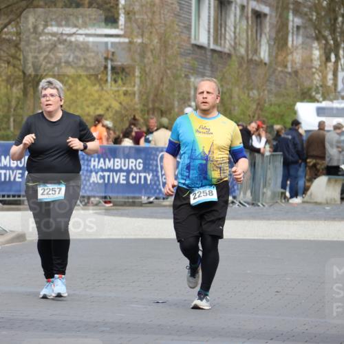 12.04.2026 - 45. Internationalen Wilhelmsburger Insellauf Strokosch-Dieckow http://msf.ph/oto/9481053 12.04.2026 13:25:44 Ziel 2848, 2258, 2257 meine-sportfotos.de