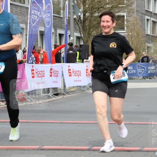 12.04.2026 - 45. Internationalen Wilhelmsburger Insellauf Strokosch-Dieckow http://msf.ph/oto/9481129 12.04.2026 13:25:25 Ziel 4751, 2558, 2557 meine-sportfotos.de
