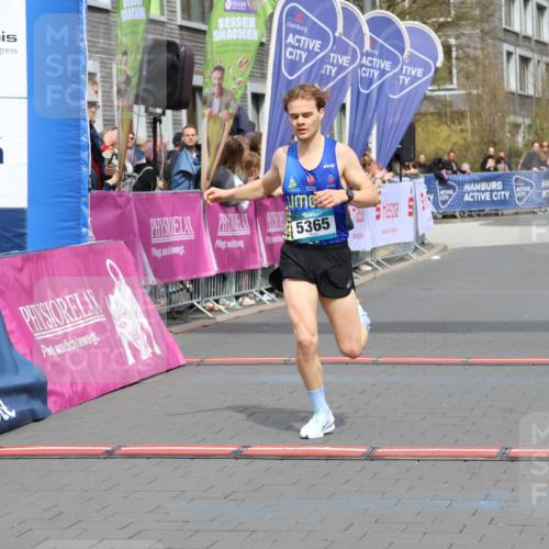 12.04.2026 - 45. Internationalen Wilhelmsburger Insellauf Strokosch-Dieckow http://msf.ph/oto/9481131 12.04.2026 12:47:11 Ziel 5365 meine-sportfotos.de
