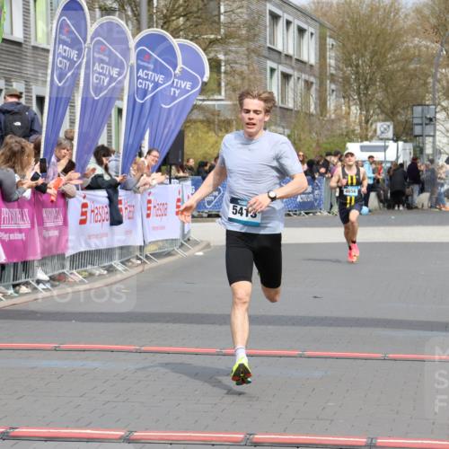 12.04.2026 - 45. Internationalen Wilhelmsburger Insellauf Strokosch-Dieckow http://msf.ph/oto/9481410 12.04.2026 12:47:30 Ziel 5413, 4656 meine-sportfotos.de