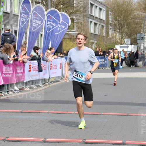12.04.2026 - 45. Internationalen Wilhelmsburger Insellauf Strokosch-Dieckow http://msf.ph/oto/9481424 12.04.2026 12:47:30 Ziel 5413, 4656 meine-sportfotos.de
