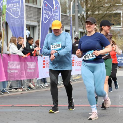 12.04.2026 - 45. Internationalen Wilhelmsburger Insellauf Strokosch-Dieckow http://msf.ph/oto/9481442 12.04.2026 13:25:08 Ziel 2111, 2112, 2290, 4812, 2990, 2991, 2012 meine-sportfotos.de