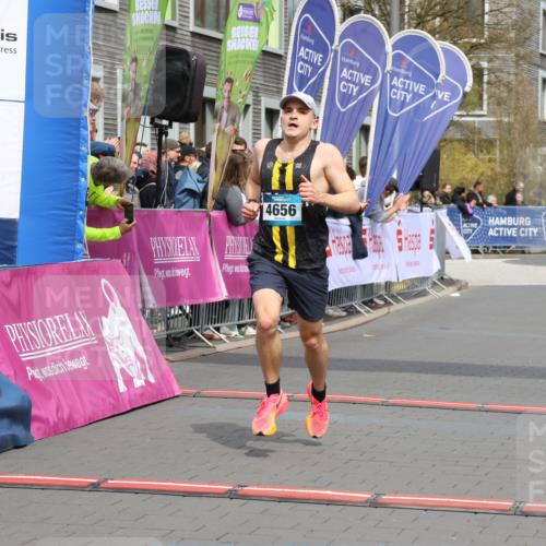 12.04.2026 - 45. Internationalen Wilhelmsburger Insellauf Strokosch-Dieckow http://msf.ph/oto/9481498 12.04.2026 12:47:34 Ziel 5413, 4656, 5556 meine-sportfotos.de