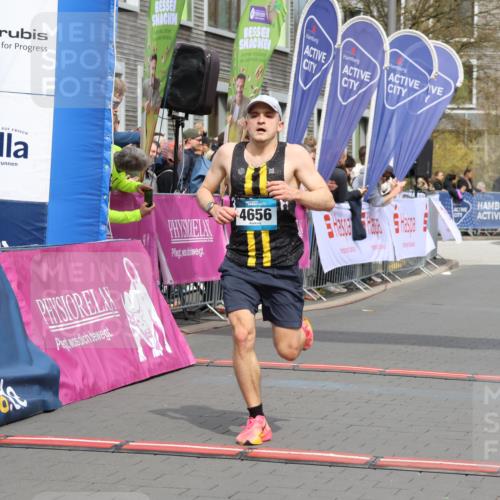 12.04.2026 - 45. Internationalen Wilhelmsburger Insellauf Strokosch-Dieckow http://msf.ph/oto/9481522 12.04.2026 12:47:34 Ziel 5413, 4656, 5556 meine-sportfotos.de
