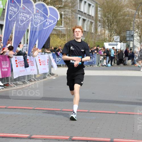 12.04.2026 - 45. Internationalen Wilhelmsburger Insellauf Strokosch-Dieckow http://msf.ph/oto/9481568 12.04.2026 12:47:37 Ziel 4656, 5556, 5709 meine-sportfotos.de