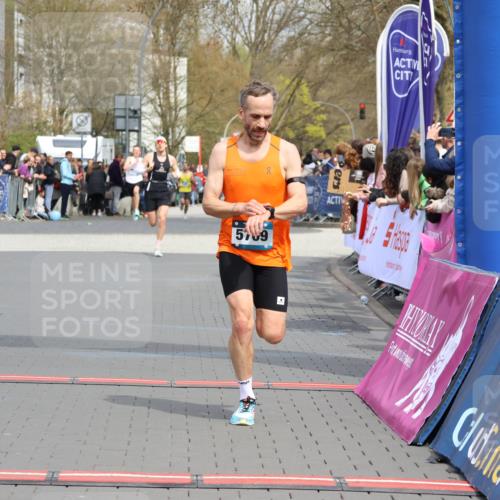 12.04.2026 - 45. Internationalen Wilhelmsburger Insellauf Strokosch-Dieckow http://msf.ph/oto/9481598 12.04.2026 12:47:39 Ziel 5556, 5709 meine-sportfotos.de