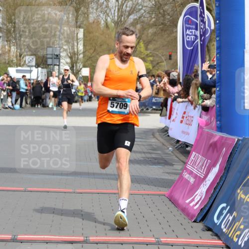 12.04.2026 - 45. Internationalen Wilhelmsburger Insellauf Strokosch-Dieckow http://msf.ph/oto/9481629 12.04.2026 12:47:39 Ziel 5556, 5709 meine-sportfotos.de