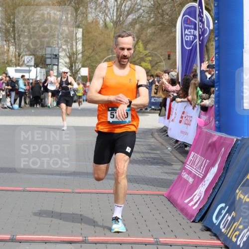 12.04.2026 - 45. Internationalen Wilhelmsburger Insellauf Strokosch-Dieckow http://msf.ph/oto/9481637 12.04.2026 12:47:39 Ziel 5556, 5709 meine-sportfotos.de