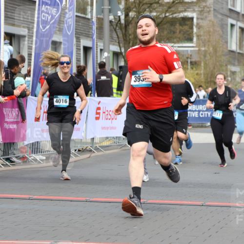 12.04.2026 - 45. Internationalen Wilhelmsburger Insellauf Strokosch-Dieckow http://msf.ph/oto/9481700 12.04.2026 13:25:00 Ziel 3936, 4908, 4016 meine-sportfotos.de