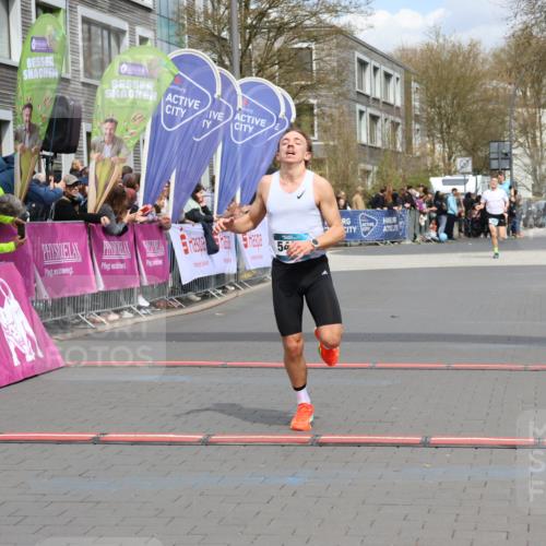 12.04.2026 - 45. Internationalen Wilhelmsburger Insellauf Strokosch-Dieckow http://msf.ph/oto/9481968 12.04.2026 12:48:01 Ziel 5495 meine-sportfotos.de