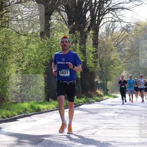 12.04.2026 - 45. Internationalen Wilhelmsburger Insellauf Yannick Fuchs http://msf.ph/oto/9482138 12.04.2026 10:22:41 Laufen 5821, 978 meine-sportfotos.de