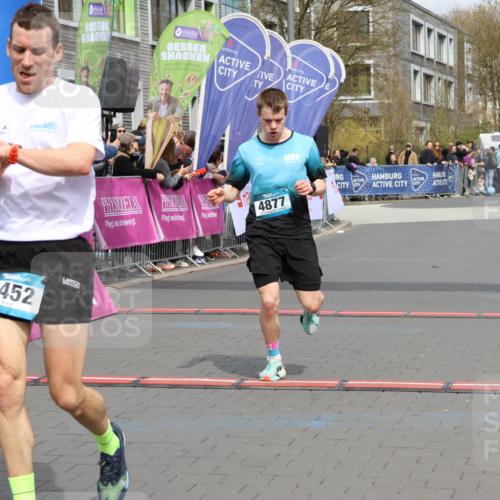 12.04.2026 - 45. Internationalen Wilhelmsburger Insellauf Strokosch-Dieckow http://msf.ph/oto/9482151 12.04.2026 12:48:09 Ziel 3452, 4877, 4874 meine-sportfotos.de