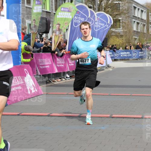 12.04.2026 - 45. Internationalen Wilhelmsburger Insellauf Strokosch-Dieckow http://msf.ph/oto/9482192 12.04.2026 12:48:09 Ziel 3452, 4877, 4874 meine-sportfotos.de