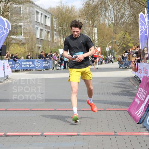 12.04.2026 - 45. Internationalen Wilhelmsburger Insellauf Strokosch-Dieckow http://msf.ph/oto/9482257 12.04.2026 12:48:13 Ziel 4877, 4874 meine-sportfotos.de