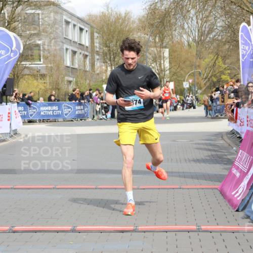 12.04.2026 - 45. Internationalen Wilhelmsburger Insellauf Strokosch-Dieckow http://msf.ph/oto/9482265 12.04.2026 12:48:13 Ziel 4877, 4874 meine-sportfotos.de