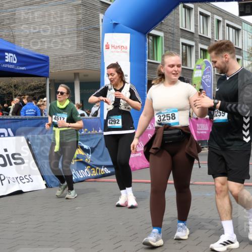 12.04.2026 - 45. Internationalen Wilhelmsburger Insellauf Strokosch-Dieckow http://msf.ph/oto/9482290 12.04.2026 13:24:28 Ziel 4292, 4517, 3872, 5017 meine-sportfotos.de