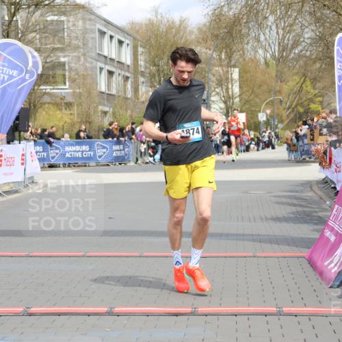 12.04.2026 - 45. Internationalen Wilhelmsburger Insellauf Strokosch-Dieckow http://msf.ph/oto/9482293 12.04.2026 12:48:13 Ziel 4877, 4874 meine-sportfotos.de