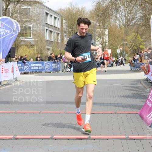 12.04.2026 - 45. Internationalen Wilhelmsburger Insellauf Strokosch-Dieckow http://msf.ph/oto/9482300 12.04.2026 12:48:13 Ziel 4877, 4874 meine-sportfotos.de