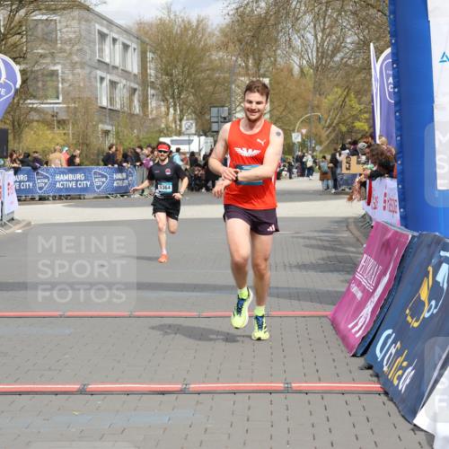 12.04.2026 - 45. Internationalen Wilhelmsburger Insellauf Strokosch-Dieckow http://msf.ph/oto/9482375 12.04.2026 12:48:21 Ziel 5607, 5364 meine-sportfotos.de