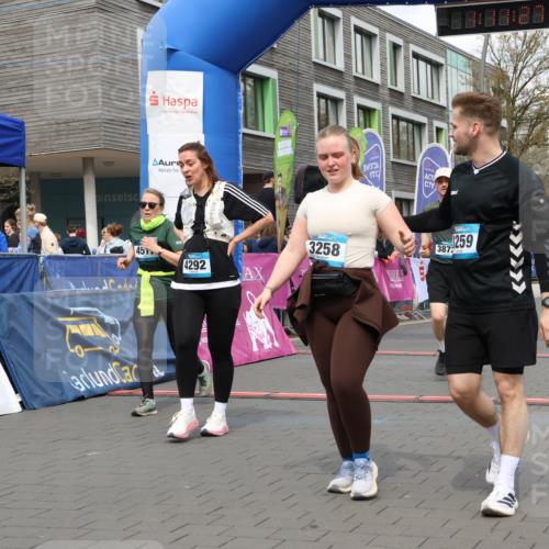 12.04.2026 - 45. Internationalen Wilhelmsburger Insellauf Strokosch-Dieckow http://msf.ph/oto/9482390 12.04.2026 13:24:27 Ziel 4292, 4517, 3872, 5017 meine-sportfotos.de