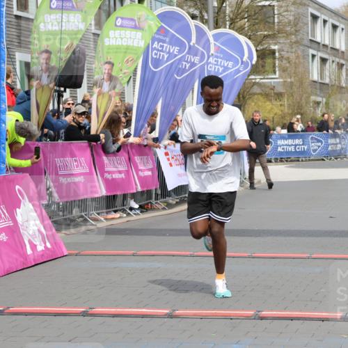 12.04.2026 - 45. Internationalen Wilhelmsburger Insellauf Strokosch-Dieckow http://msf.ph/oto/9482533 12.04.2026 12:48:34 Ziel 5853 meine-sportfotos.de