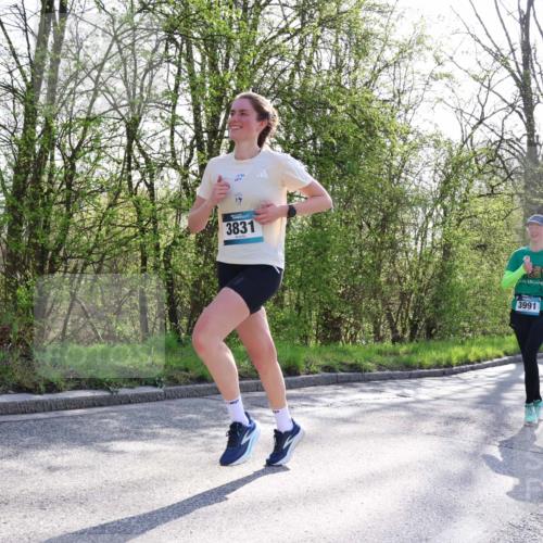 12.04.2026 - 45. Internationalen Wilhelmsburger Insellauf Yannick Fuchs http://msf.ph/oto/9482557 12.04.2026 10:30:59 Laufen 3831, 4042, 3991 meine-sportfotos.de