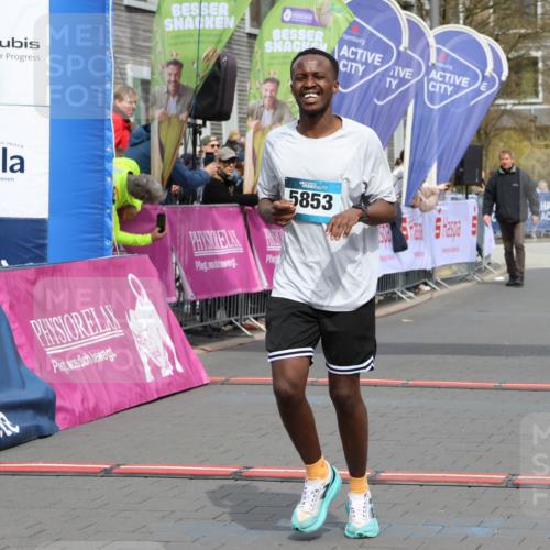 12.04.2026 - 45. Internationalen Wilhelmsburger Insellauf Strokosch-Dieckow http://msf.ph/oto/9482592 12.04.2026 12:48:35 Ziel 5853 meine-sportfotos.de
