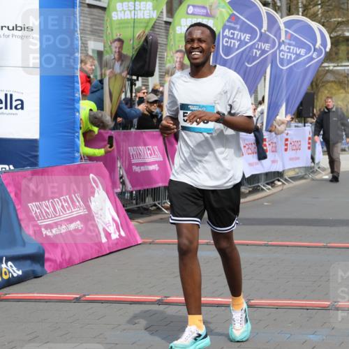 12.04.2026 - 45. Internationalen Wilhelmsburger Insellauf Strokosch-Dieckow http://msf.ph/oto/9482600 12.04.2026 12:48:35 Ziel 5853 meine-sportfotos.de
