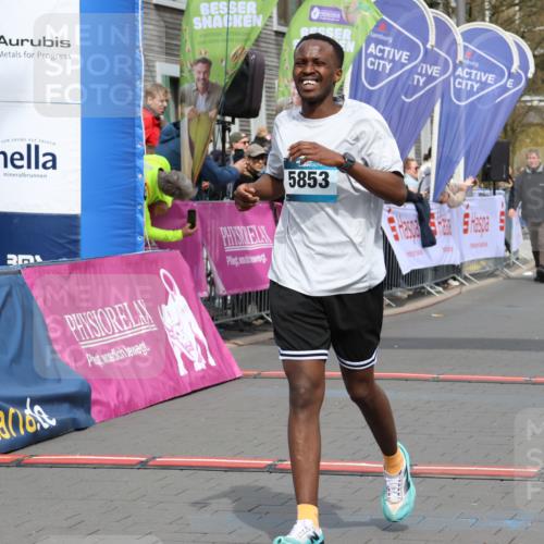 12.04.2026 - 45. Internationalen Wilhelmsburger Insellauf Strokosch-Dieckow http://msf.ph/oto/9482608 12.04.2026 12:48:35 Ziel 5853 meine-sportfotos.de