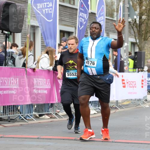 12.04.2026 - 45. Internationalen Wilhelmsburger Insellauf Strokosch-Dieckow http://msf.ph/oto/9483061 12.04.2026 13:23:51 Ziel 3498, 3478, 4176, 5505, 3471 meine-sportfotos.de
