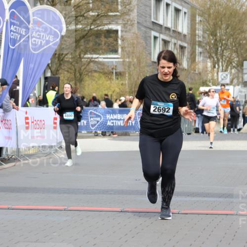 12.04.2026 - 45. Internationalen Wilhelmsburger Insellauf Strokosch-Dieckow http://msf.ph/oto/9484201 12.04.2026 13:21:52 Ziel 5297, 4878, 5484, 2692, 4444 meine-sportfotos.de