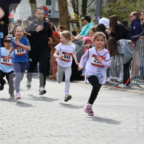 12.04.2026 - 45. Internationalen Wilhelmsburger Insellauf Strokosch-Dieckow http://msf.ph/oto/9488914 12.04.2026 14:09:34 Ziel 25, 1066, 209, 915, 221, 541, 1501, 249, 1059, 1516, 94, 921, 251, 945, 934, 212, 735, 190 meine-sportfotos.de