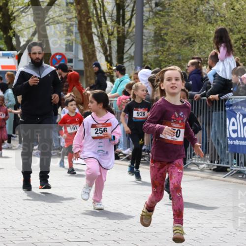 12.04.2026 - 45. Internationalen Wilhelmsburger Insellauf Strokosch-Dieckow http://msf.ph/oto/9489480 12.04.2026 14:09:02 Ziel 713, 547, 762, 281, 928, 953, 614, 235, 50, 256, 214, 939, 274, 191, 1075, 52, 247 meine-sportfotos.de