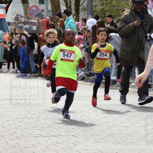 12.04.2026 - 45. Internationalen Wilhelmsburger Insellauf Strokosch-Dieckow http://msf.ph/oto/9489512 12.04.2026 14:08:54 Ziel 211, 711, 530, 91, 254, 1506, 266, 713, 547, 762, 281, 928, 953 meine-sportfotos.de