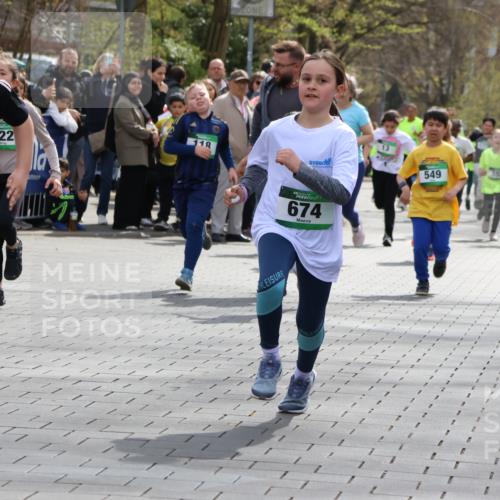 12.04.2026 - 45. Internationalen Wilhelmsburger Insellauf Strokosch-Dieckow http://msf.ph/oto/9489851 12.04.2026 14:35:36 Ziel 514, 594, 680, 851, 515, 432, 513, 442, 603, 364, 425, 813, 674, 1724, 118, 322, 525, 77, 549, 1729, 606 meine-sportfotos.de