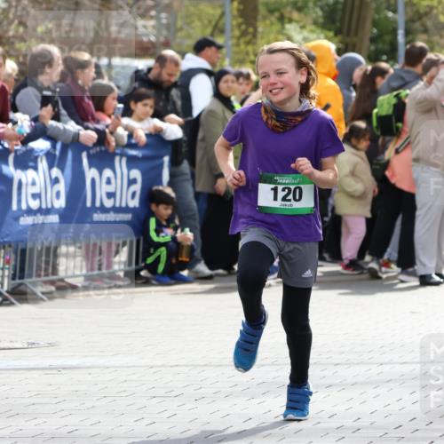 12.04.2026 - 45. Internationalen Wilhelmsburger Insellauf Strokosch-Dieckow http://msf.ph/oto/9490235 12.04.2026 14:33:57 Ziel 1704, 669, 290, 120, 1065, 89, 5, 59 meine-sportfotos.de