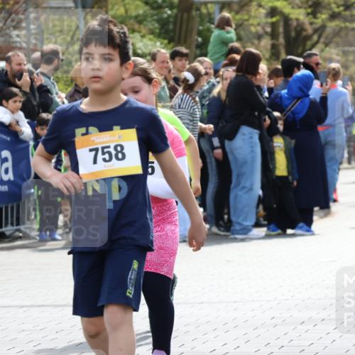 12.04.2026 - 45. Internationalen Wilhelmsburger Insellauf Strokosch-Dieckow http://msf.ph/oto/9490358 12.04.2026 14:22:48 Ziel 780, 743, 778, 779, 68, 757, 755, 765, 569, 766, 1625, 784, 1000 meine-sportfotos.de