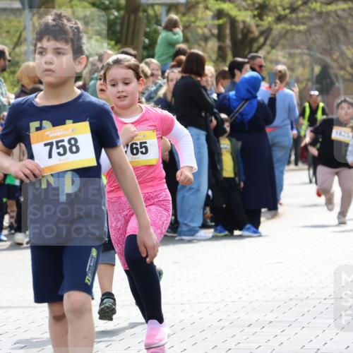 12.04.2026 - 45. Internationalen Wilhelmsburger Insellauf Strokosch-Dieckow http://msf.ph/oto/9490361 12.04.2026 14:22:48 Ziel 780, 743, 778, 779, 68, 757, 755, 765, 569, 766, 1625, 784, 1000 meine-sportfotos.de