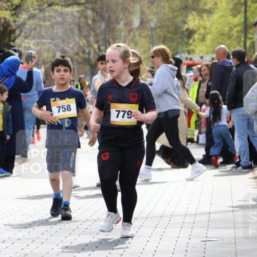 12.04.2026 - 45. Internationalen Wilhelmsburger Insellauf Strokosch-Dieckow http://msf.ph/oto/9490383 12.04.2026 14:22:41 Ziel 327, 1609, 780, 743, 778, 779, 68, 757, 755 meine-sportfotos.de